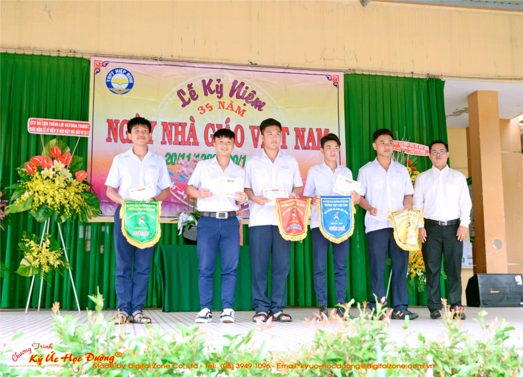 8.4 Khen thuong bong da (cac lop dat giai va cau thu xuat sac nhat).JPG